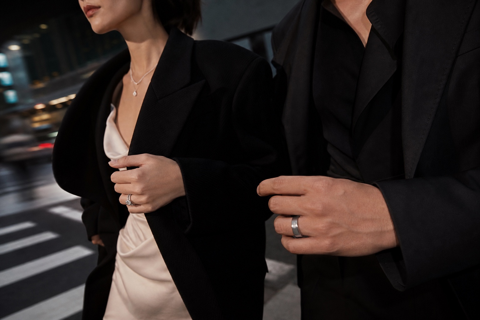 行走中的婚戒组合与情侣对戒